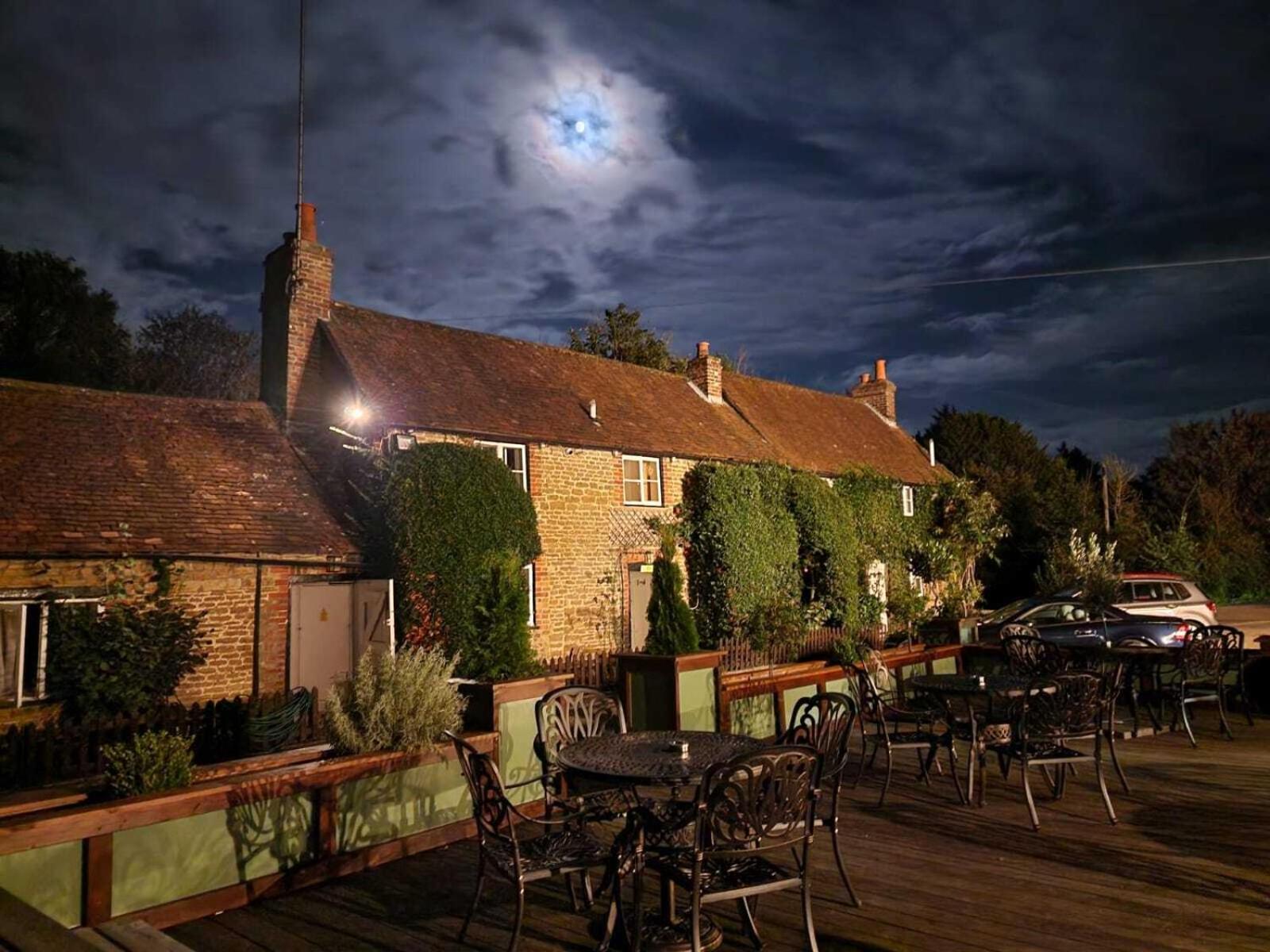 Heaven'S Kitchen At Squirrel Inn Godalming Bagian luar foto